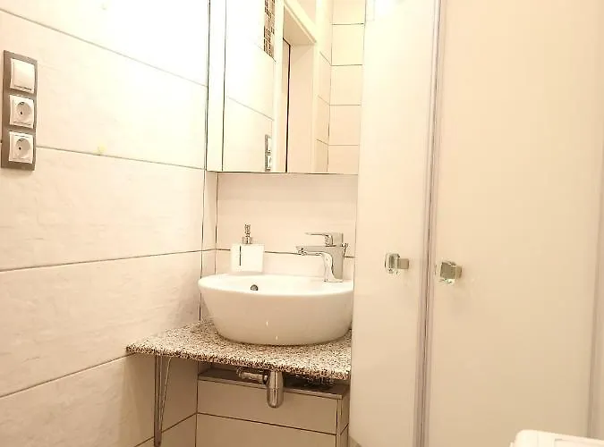 Sea Garden Apartment *